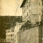 A Valencich ház, Fiume 1919 okt. 10 Fiume, az álmok és a képzelet szülővárosa. Ómika elveszett fiatalsága. Olyan sokszor mondta ki a nevét, mintha örökre az emlékezetembe akarta volna vésni. "Fiúme, ma már Rijeka."
